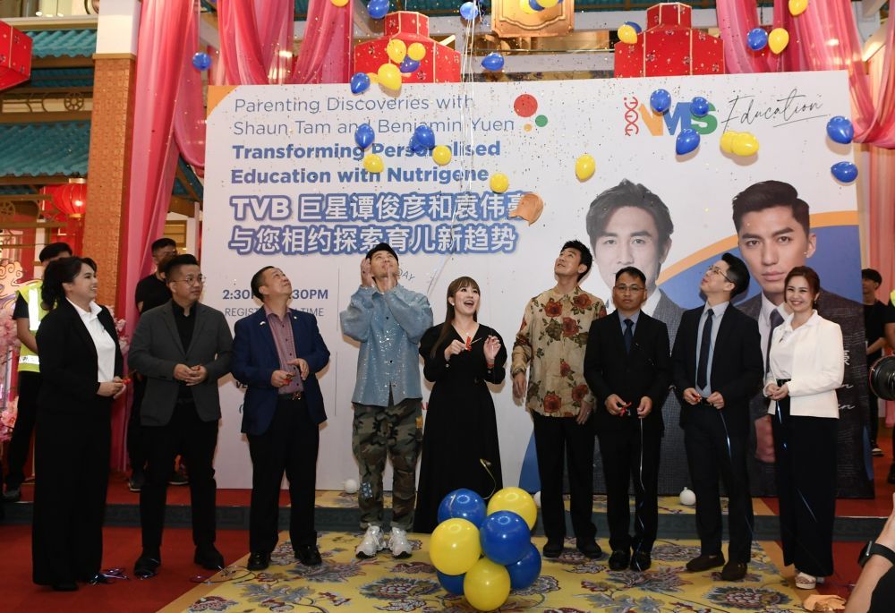 L-R: Joyce Chan, MD of Nutrigene Modern Sciences; Dato Dr, Gavin Voon; Dato Sri Chuah Poh Khiang; Benjamin Yuen, TVB artist; ⁠Dr Choo Wenxi, Founder & CEO of Nutrigene Modern Sciences; Shaun Tam, TVB artist; ⁠Dato Sri Tommy Lee; ⁠Tyler Teh, Director of Nutrigene Singapore; and ⁠Carven Chan, Director of Educational Program