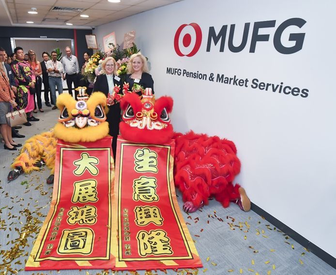 (由左至右)MUFG退休规划方案首席行政官麦嘉迪及MUFG退休规划方案亚洲合伙客户关系总经理钟利宝进行醒狮点晴仪式,为表演揭开序幕,并合照留念。