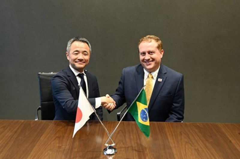 Atlasマーク フォガッサCEO兼会長と三井物産 橋本明信 金属資源本部新金属・アルミ部長による調印式の様子