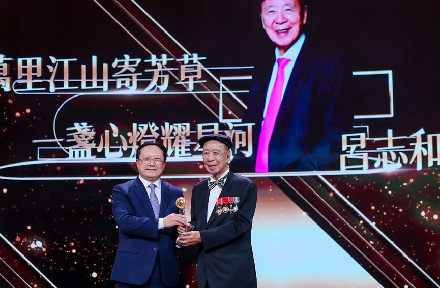 嘉华集团主席大紫荆勋贤吕志和博士出席“世界因你而美丽——2023-2024影响世界华人盛典”并获颁“终身成就奖”。吕志和博士（右）自香港大公文汇传媒集团董事长及社长李大宏（左）手中接过奖座。