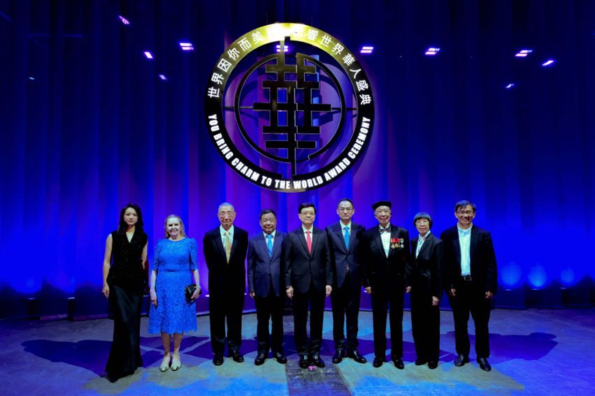 香港特别行政区行政长官李家超出席“世界因你而美丽——2023-2024影响世界华人盛典”并祝贺各位获奖者，图（右三）是获颁“终身成就奖”的嘉华集团主席大紫荆勋贤吕志和博士。