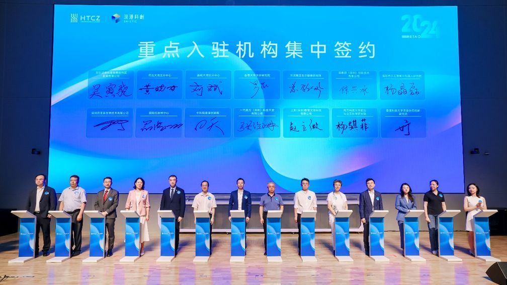由右側數第五位為劉利平博士